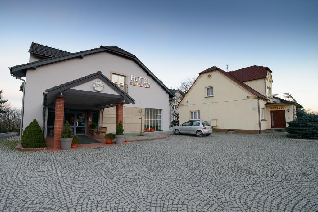 Hotel Nowy Dwor Trzebnica Exterior photo